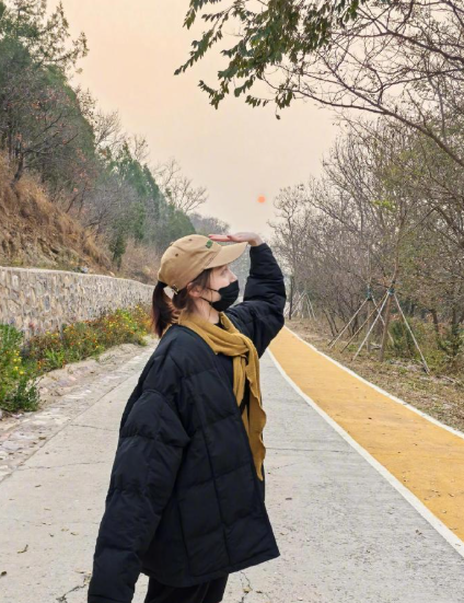 对明媚的她毫无抵抗力！比起硬照，日常照更戳心，海边舒展、素颜松弛，每帧都在散发生