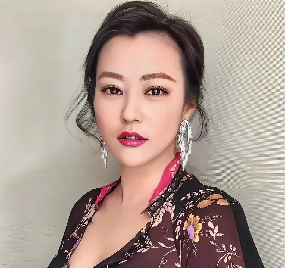 明明有颜值有演技，郝蕾为什么就是红不起来？郝蕾这张脸，在娱乐圈不是那种千篇一律的