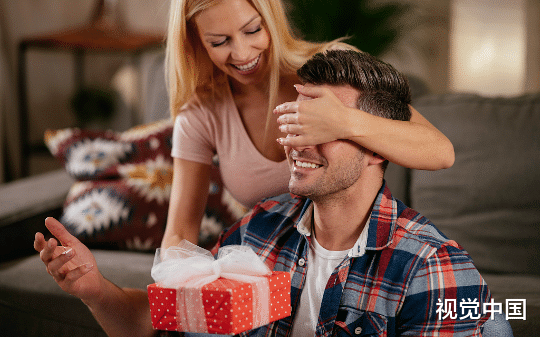 猎鬼师妻子为姐夫将我推上祭祀台，在我死后却彻底疯了