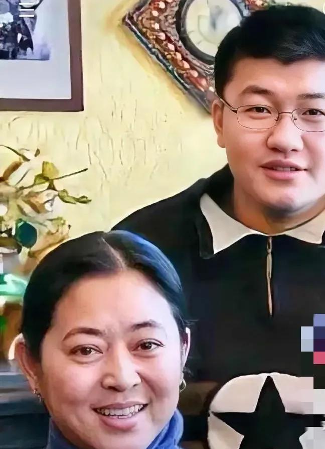 虎子说，妈妈不是简单地带我长大，她是背着我，爬出人生的困境。可见，倪萍对儿子的付