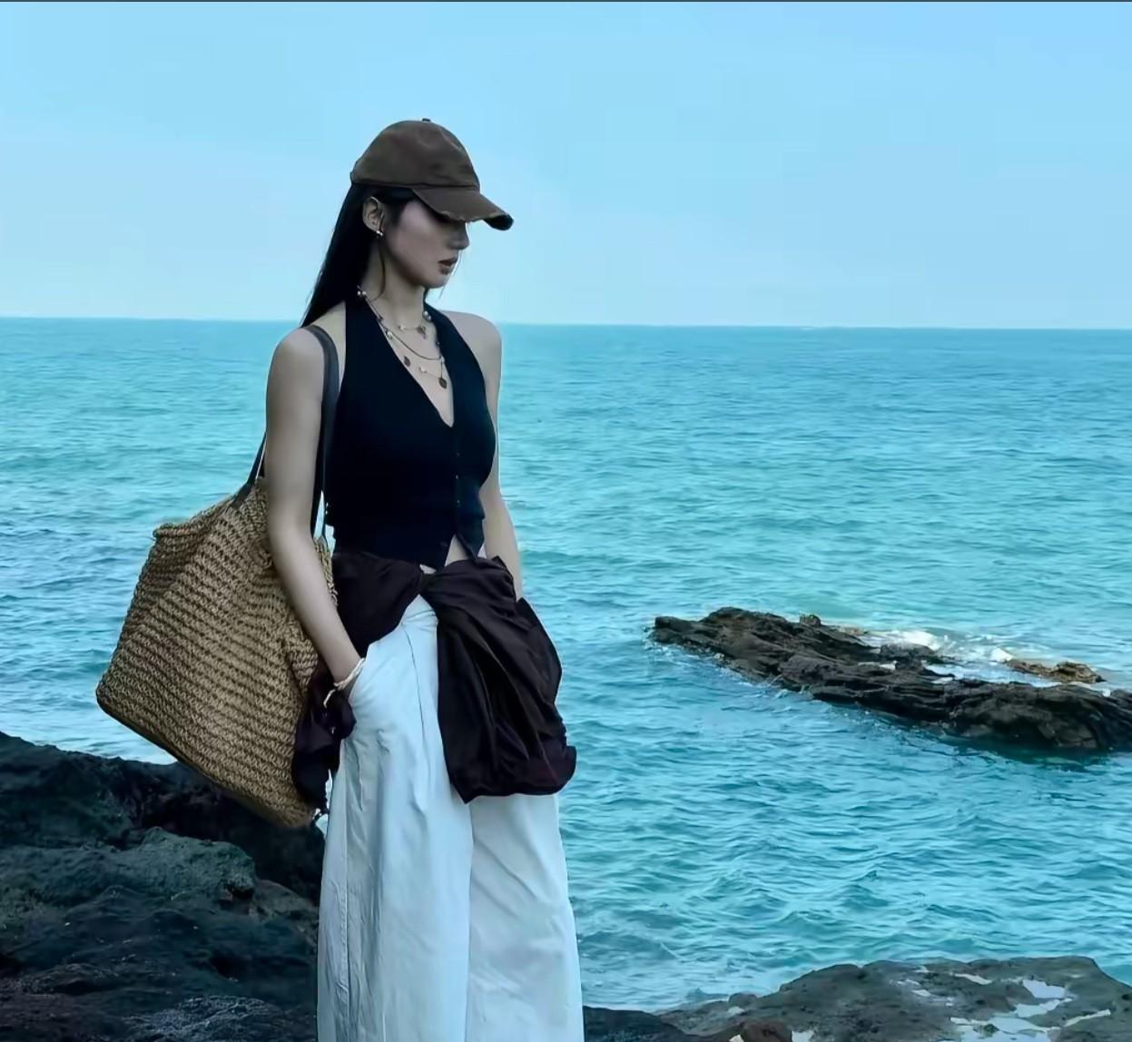 有人问我：如果有一天你老公跟别的女人在一起被你撞见了，你会怎么做？我的回答是：先