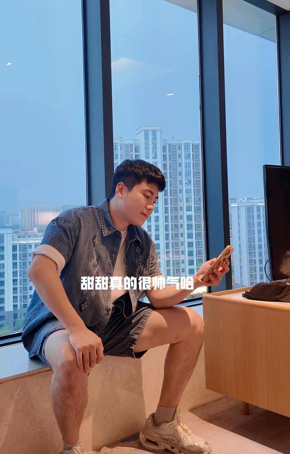 梁甜甜，让你养伤，没让你耍帅！知道我们担心伤情，梁靖崑今天发帖报平安，但是这颜值