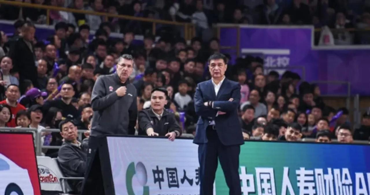 闵鹿蕾下课！闵鹿蕾指导因身体原因离任，由外教别德夫担任代理主教练！
其实第三阶段
