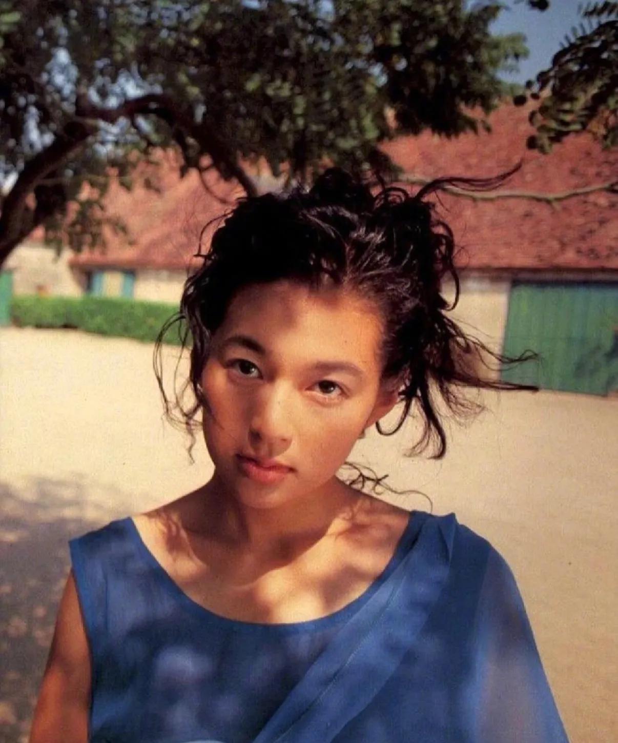 铃木保奈美，年轻的时候是真漂亮。
她1966年8月14日生于日本东京，1991年