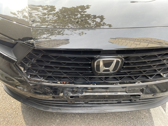 新手提车回来开第二次就撞了
出停车场时速度也不快，左右两边都停了车有点挡视线，没