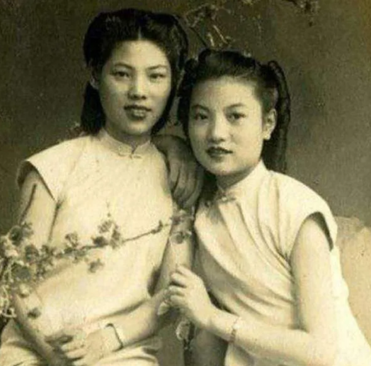1936年，一个日本列车员在火车上毒打一位中国老太太，随后哈哈狂笑。突然，列车员