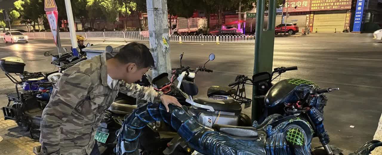 兄弟，你这异形车不得不说确实很酷！但是这样的车确定能上路，交警不会查吗？