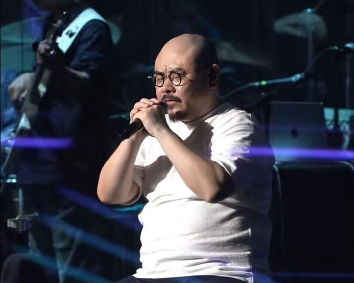 每次听到刀郎的歌总会想到高三时的趣事，
当时那首《冲动的惩罚》还没流行开来，
同