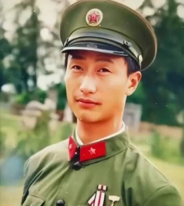 他同英雄岩龙一样，在对越反击战中被誉为“孤胆英雄”，他就是老山一等功臣何伟。
何