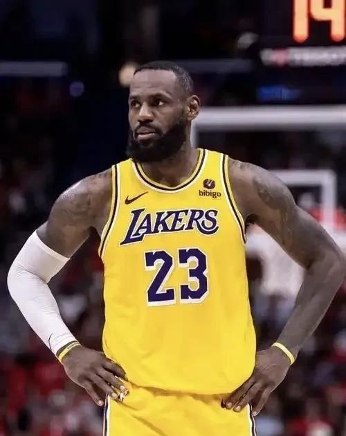 NBA现役小前锋实力档位排名！大家认同吗？
第一档：詹姆斯，杜兰特
第二档：塔图