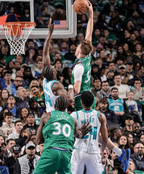 生涯之夜但错失绝杀，弗拉格单场29投20中砍下49分10篮板成为最年轻的49分先