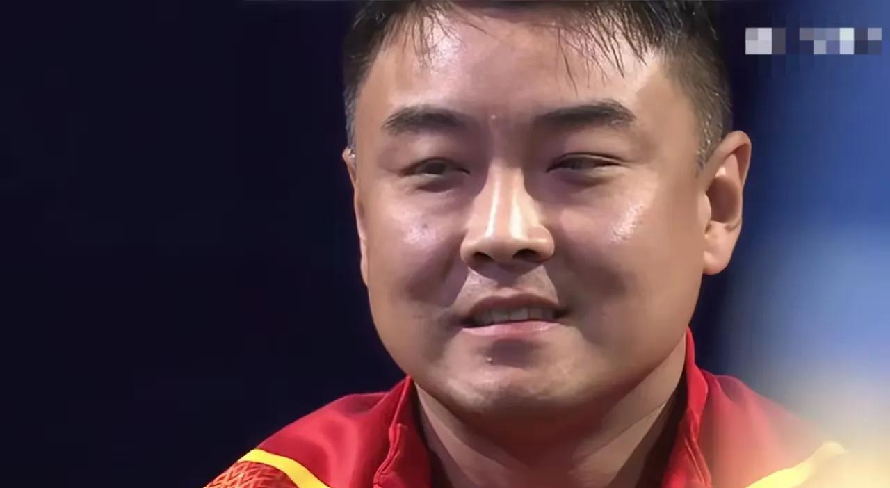 王皓看到国乒男队这样的结果只能无奈的苦笑！
林诗栋输给邱党出局，
向鹏输给张本智