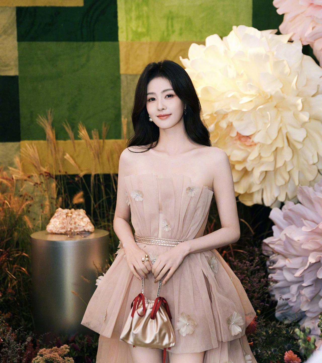 白鹿出席Jimmy Choo 2026春夏新品发布会，本季国际时装周连续第二场合