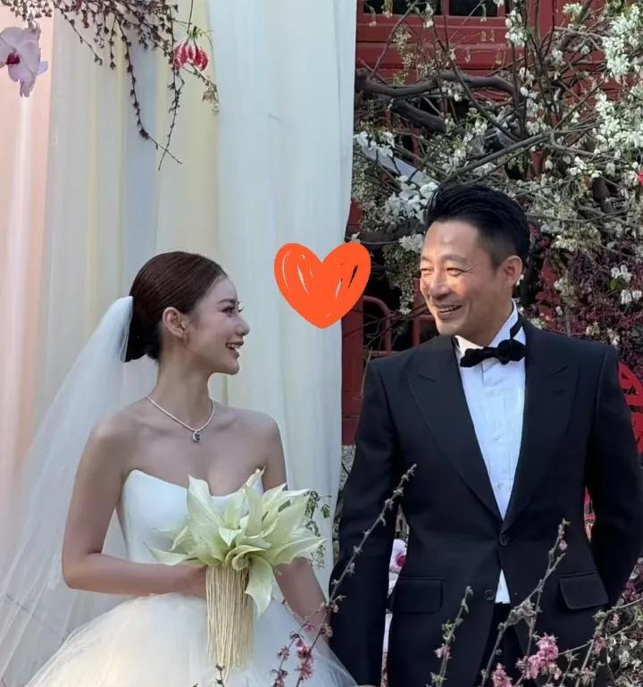 汪小菲今天在北京举行盛大婚礼，汪小菲和新娘一身中式礼服，气氛热闹非凡。
汪小菲站