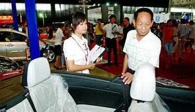 2008年，袁隆平在车展上被一辆价值68.8万的敞篷跑车所吸引，情不自禁地上前轻