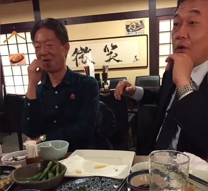 重庆一男子约两个朋友去喝酒，时间不长，几个人就喝下了23瓶酒，男子喝完了酒不是倒
