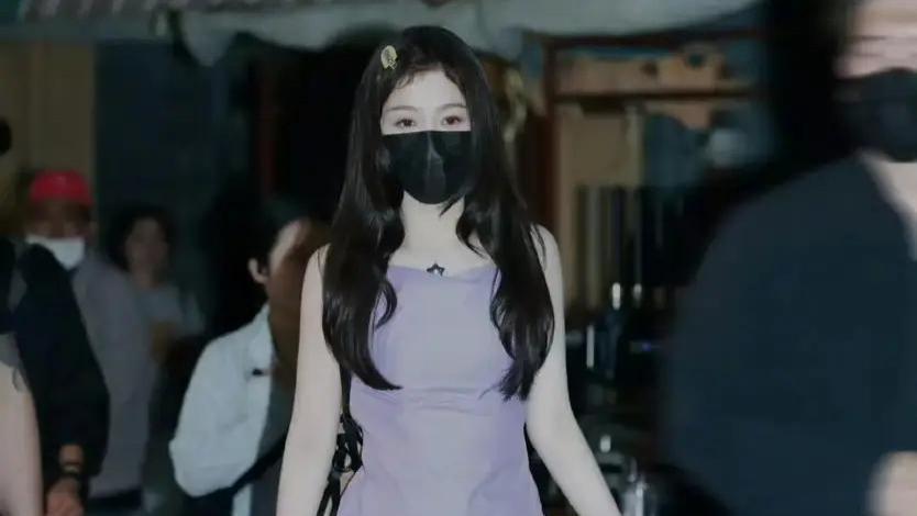 “作精”逆袭时尚女王？虞书欣身穿紫色碎花短裙，这腰臀比内娱独一份！