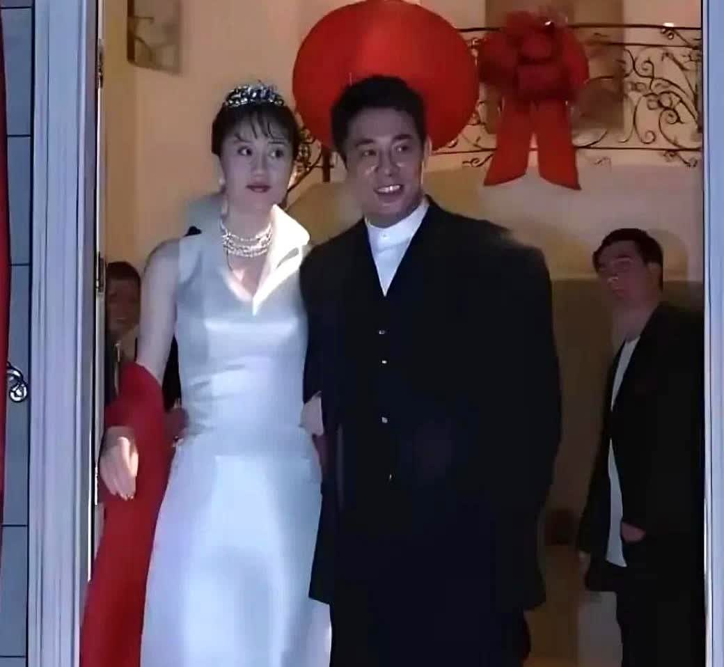 这是李连杰和第二任妻子利智在结婚时当天照的照片，此时的利智39岁，李连杰37岁。