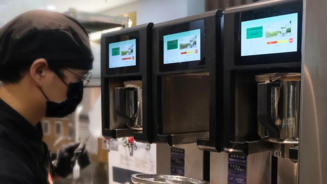 县城饮品店老板：一年只忙三个月，收入撑起一整年