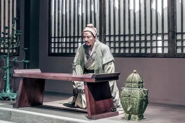 刘邦病死前，
张良三年不食五谷，
五年更是足不出户，
张良深知伴君如伴虎，
稍有