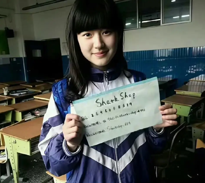 谁能想到现在镜头前甜到发齁的赵露思
中学时就已经是“班花级”选手了？
蓝白校服、