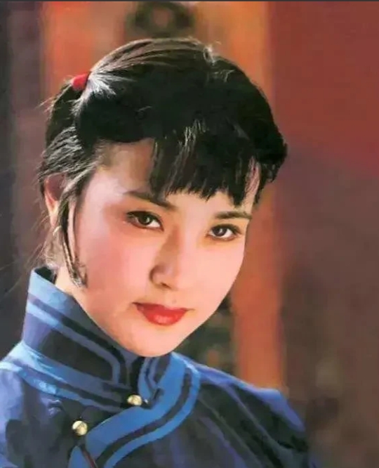 1983年拍摄《火烧圆明园》时，按照剧情，饰演慈禧的刘晓庆需要挑着两桶水走过独木
