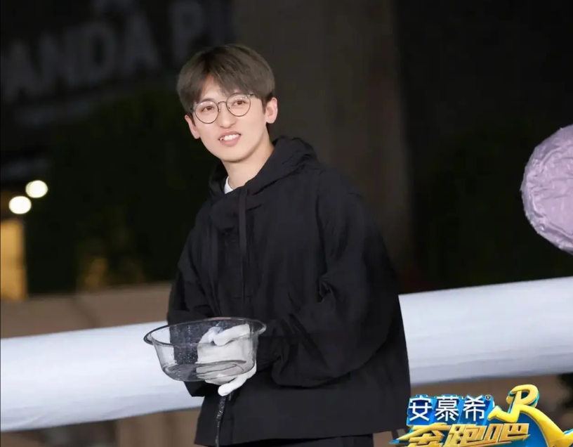7月20日，嗨放派的导演竟然是，姚译添！
那李昀锐下一季跑男常驻不就稳了么！
跑