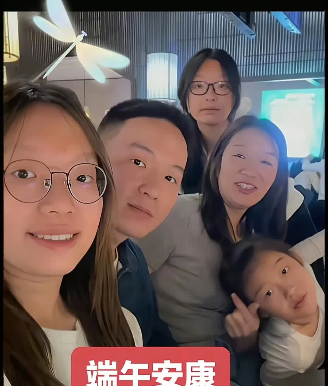 浩男的妈妈带着4个孩子，幸福生活会越来越好的。浩男儿子回家了，是妈妈坚强的后盾！
