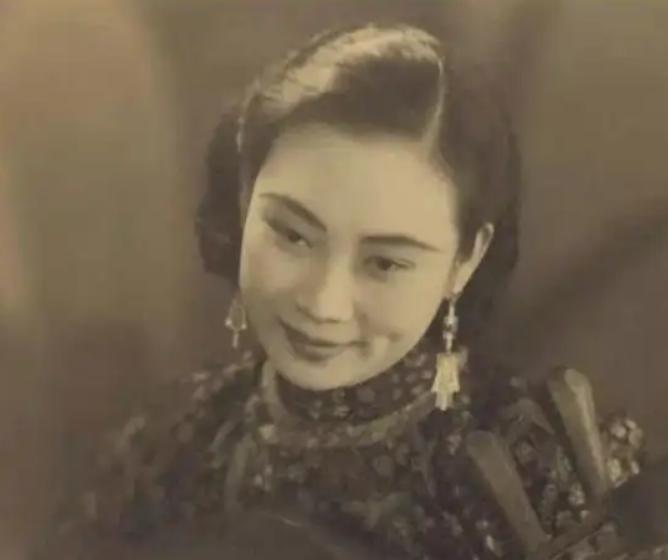 1938年左右，戴笠为电影皇后胡蝶盖别墅后派人网罗奇花异草，结果手下竟将四川军阀