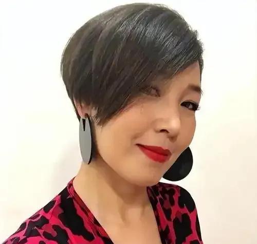 这位“集邮女王”般的巨星型男收割者，在情场肆意游走，风格堪比刘晓庆。她凭借自身魅