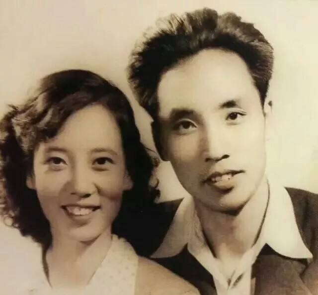 葛优请朋友吃饭，中途上了趟厕所，回来时，裤子湿了一大块。朋友问：“你的裤子怎么湿
