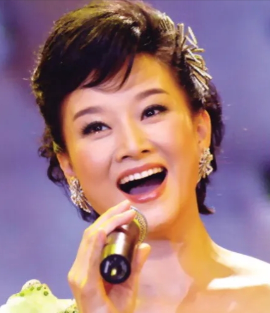 1988年，面对罗浩的表白，宋祖英说：“我的父亲很早就去世了，还有个妹妹和一个聋