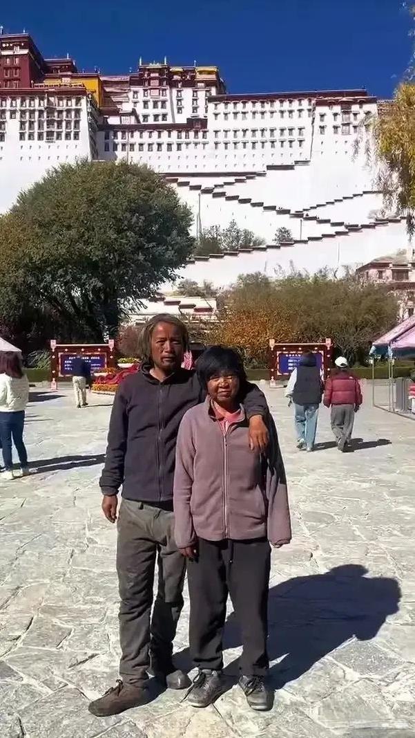 这夫妻俩终于从湖南走到了拉萨，样子也快变成黑人了。
据说因为妻子有些抑郁，两人便