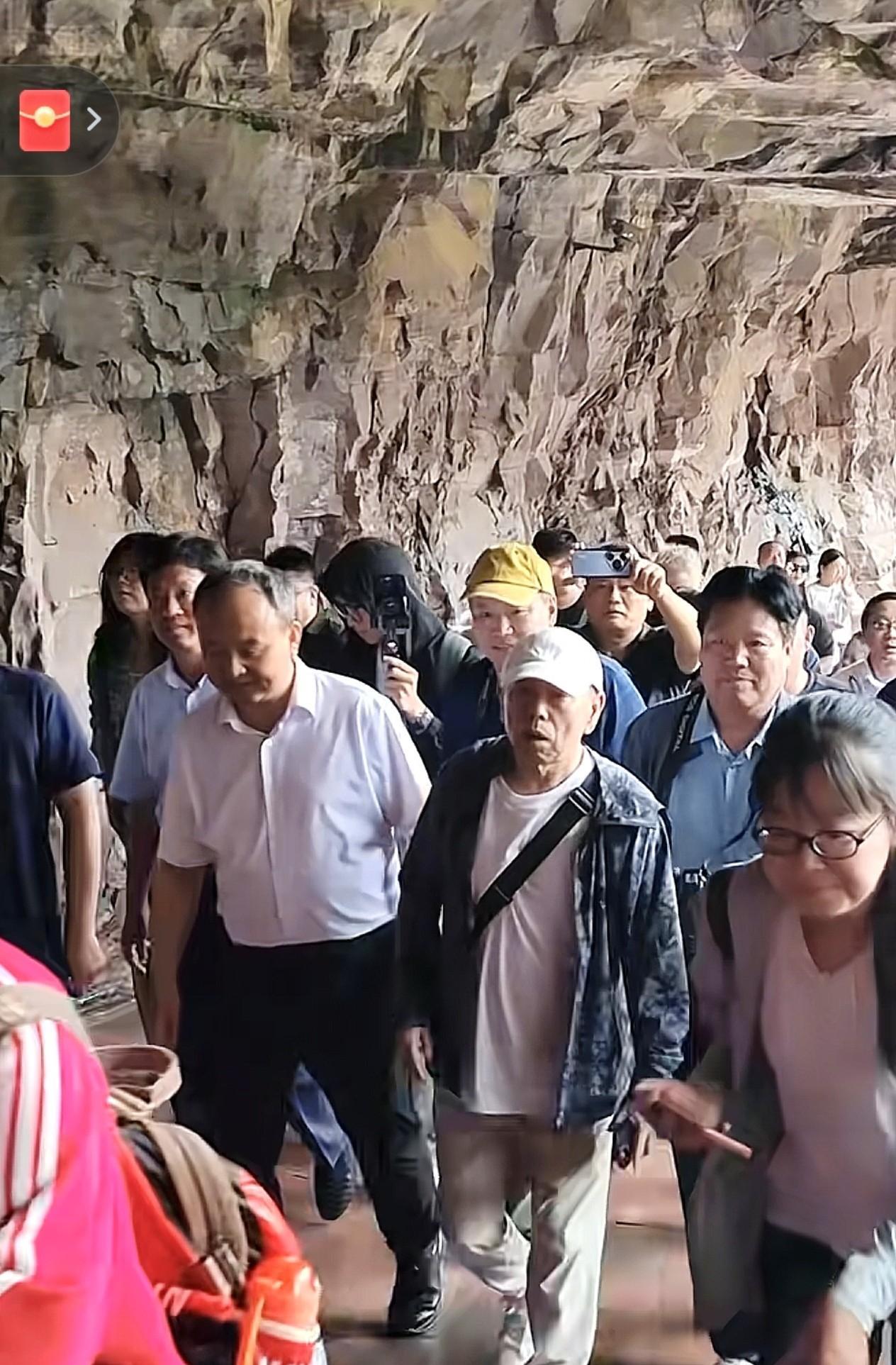 在郭亮村，竟偶遇潘长江老师重游《举起手来》影视故地！2025年8月26日，正值电