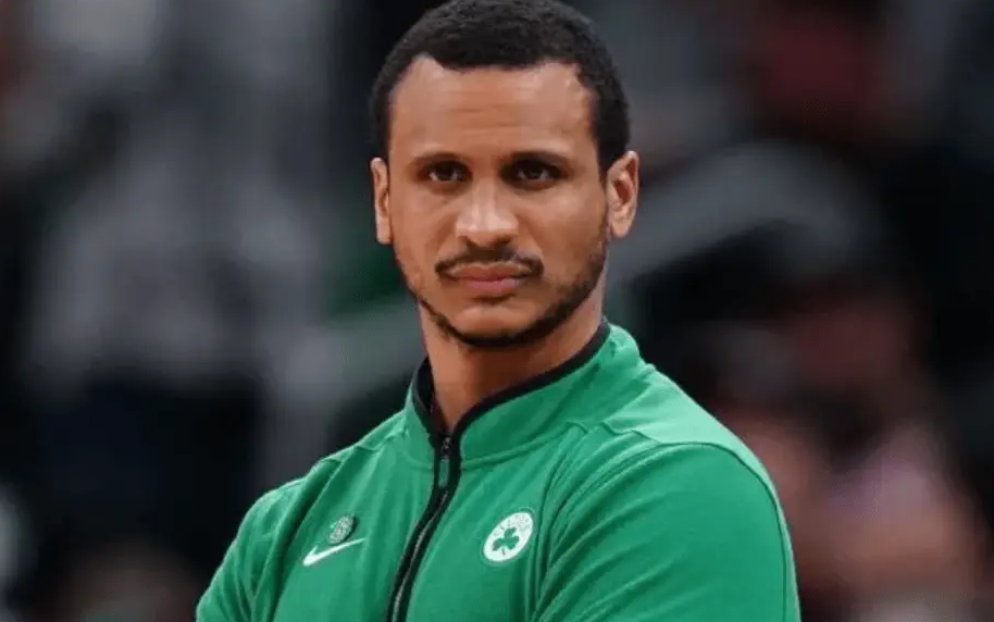 NBA常规赛，凯尔特人125-105击败骑士。
赛后凯尔特人主帅乔-马祖拉接受了