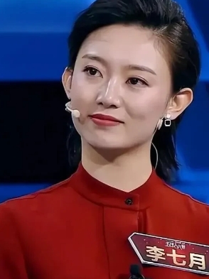  说实话，每个人审美不同啦。她确实长相秀气，清新脱俗，主持节目时也很棒呢。

 