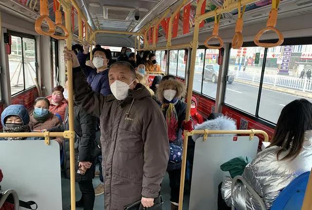 灵魂拷问，现在还有必要戴口罩吗？
       昨天在公交车上，偶遇一位老人剧烈