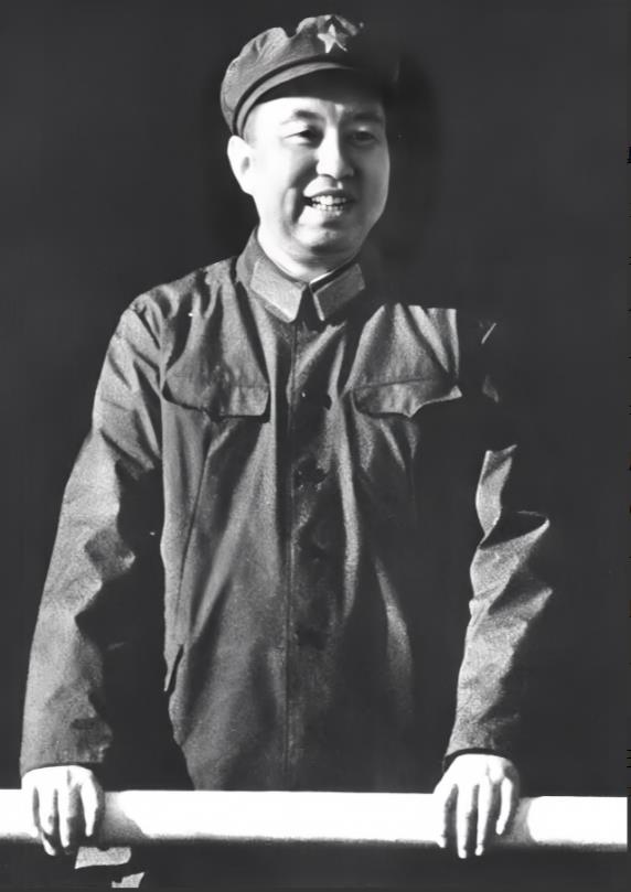 1981年6月十一届六中全会召开，华国锋同志主动辞去了党的主席和军委主席职务。这