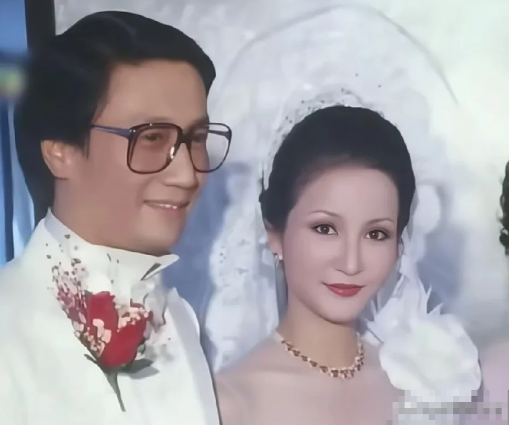 谢霆锋的妈妈狄波拉年轻时真是惊为天人。
这是1979年狄波拉和谢贤大婚时的画面，