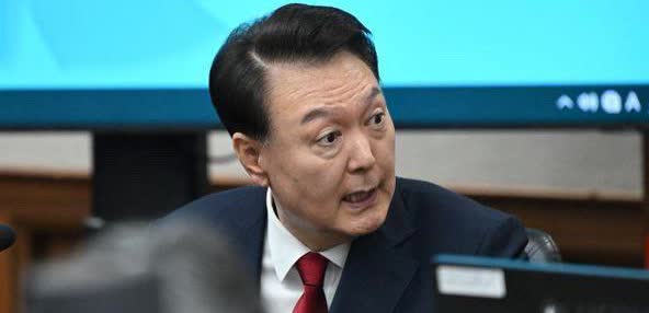 奇了怪了！尹锡悦律师称尹锡悦已经虚弱到连楼梯都爬不动了，很难坐在审判席上，所以没