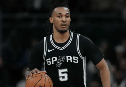 NBA常规赛，马刺以120-125不敌勇士。
本场比赛，马刺球员斯蒂芬-卡斯尔出