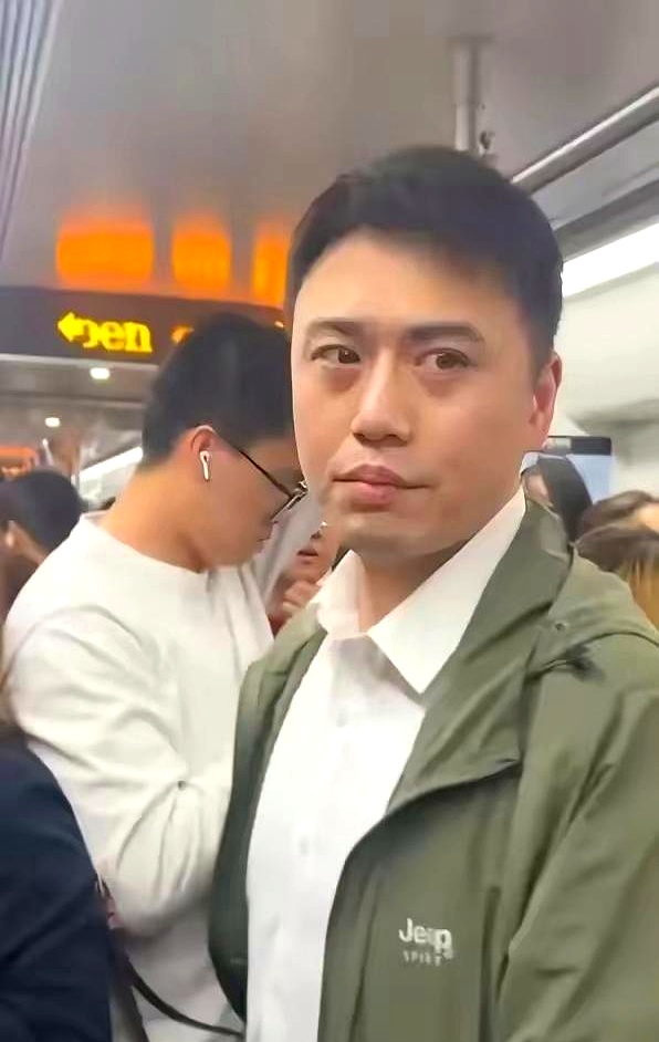 上海地铁这事儿，怎么说呢？真是让人迷惑。说他饥不择食吧，老婆据说还挺漂亮。说他审