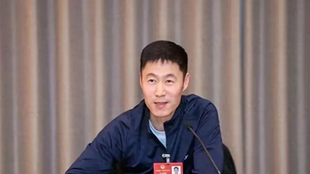 刘国梁至少和队员穿一样的，不会来一句集体活动，搞得连人家粉丝单独喊自己喜欢运动员