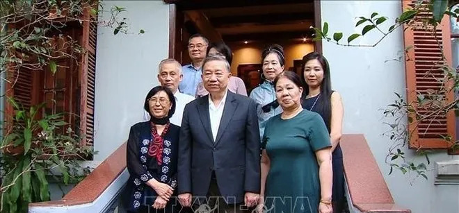 苏林给武元甲上香了











我的天，越南那边出了件大事！苏林竟然去