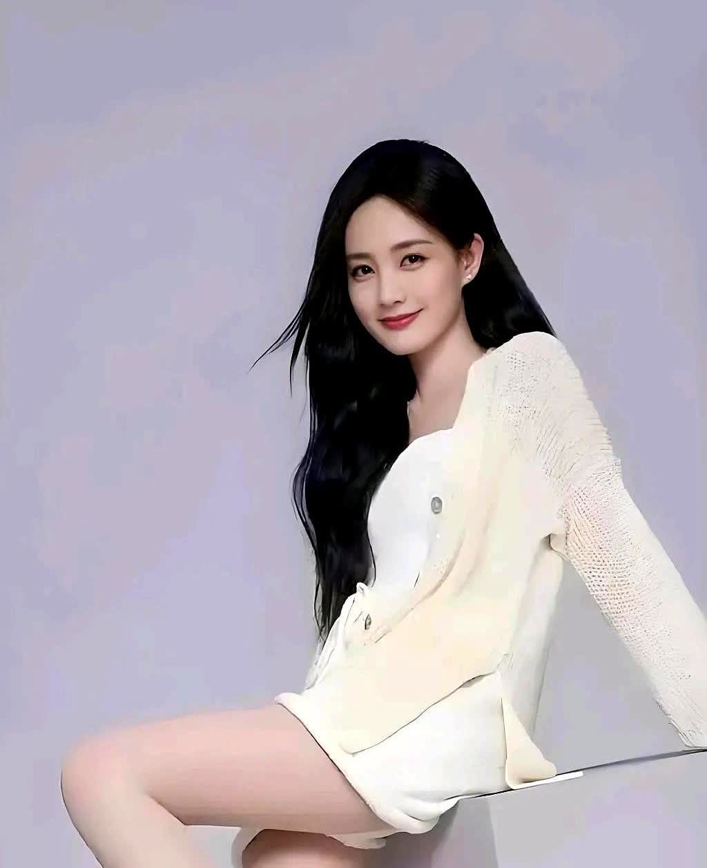看李一桐直播

我的后槽牙都要咬碎了

她展示照片，指尖不经意间误触屏幕