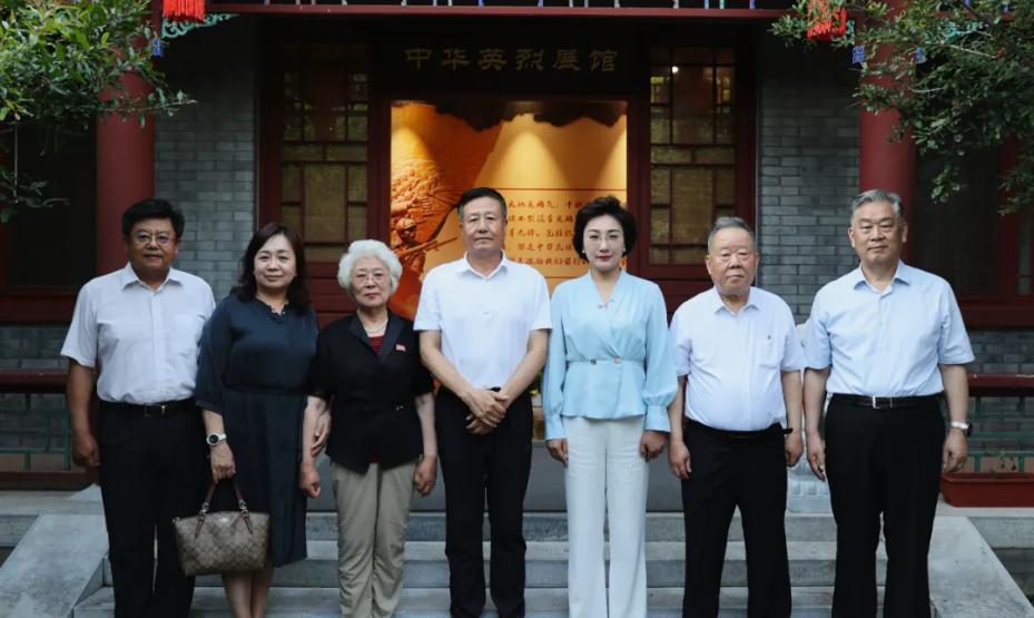毛主席的孙媳妇刘滨，近况照片：参加交流座谈会，接见在中朝鲜人总联合会议长崔银福，