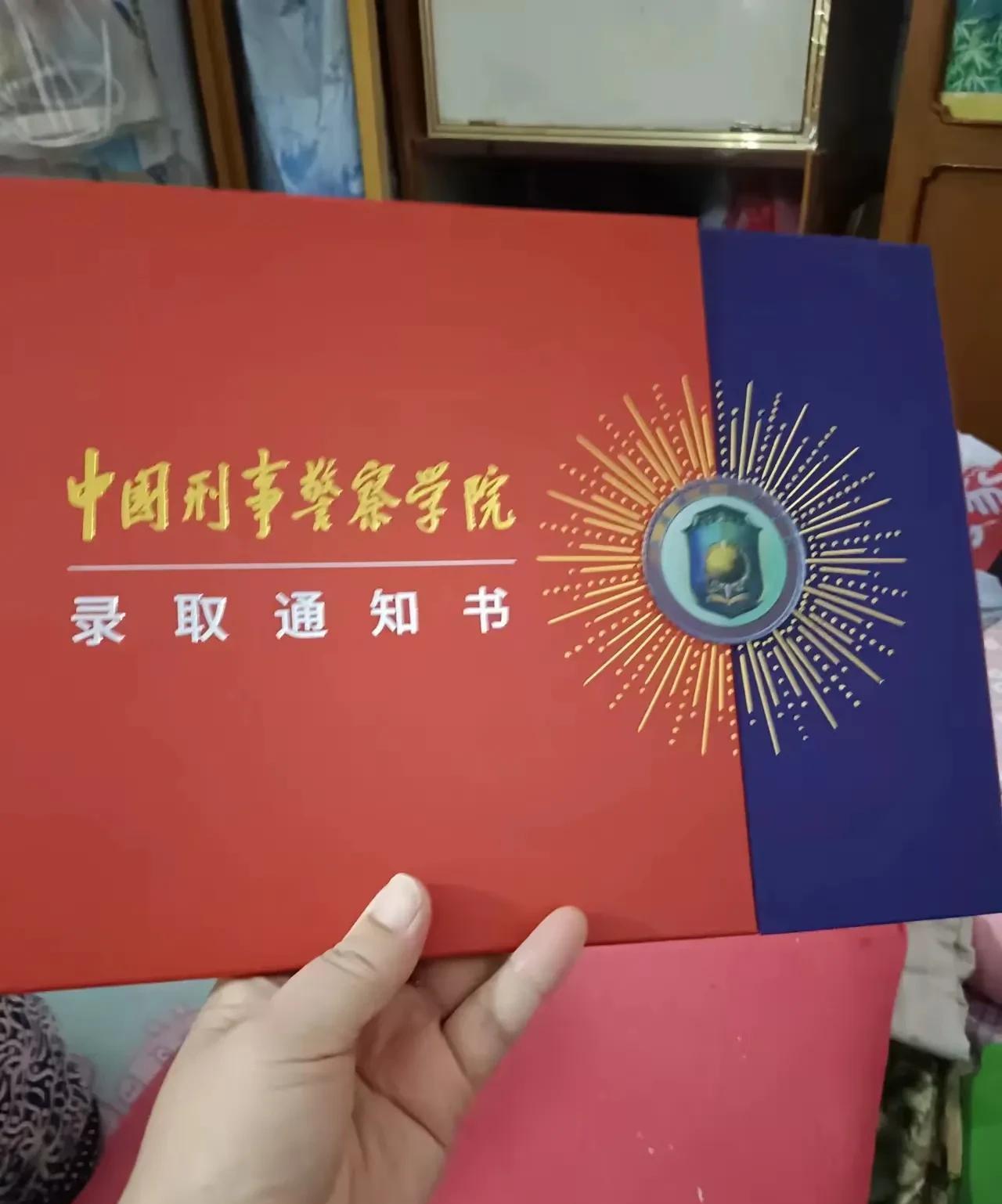 十年寒窗苦，女儿果然不负全家人的期望，考上了心仪的大学。收到录取通知书的那一天，
