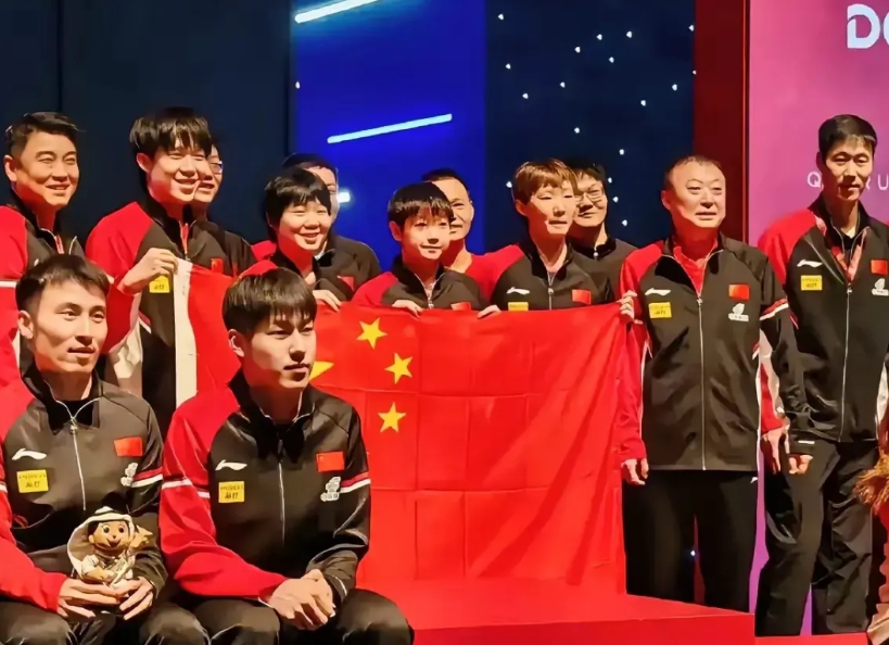 看看昨天产生的这张照片，有没有一种莫名的感动？
王励勤把传说中的C位给了在场上厮