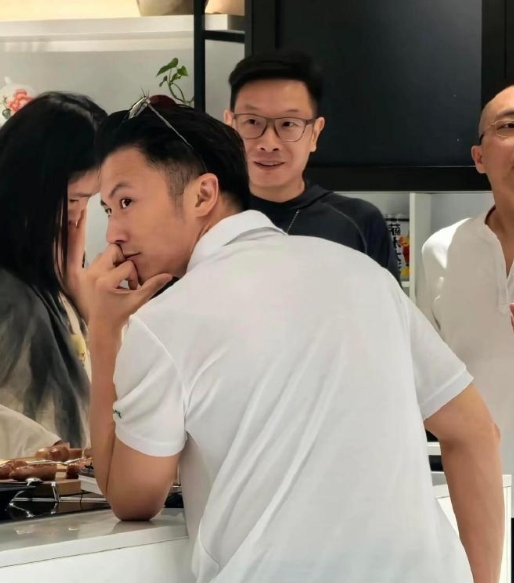 谢霆锋还是那么帅，就是人瘦了许多。近日，谢霆锋现身北京英皇，白色上衣配深色牛仔裤