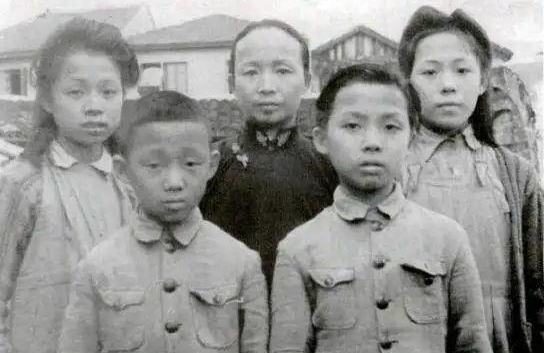 1949年，陈毅听说，国军抗日名将谢晋元的遗孀带着4个孩子流浪街头，心生不忍，连